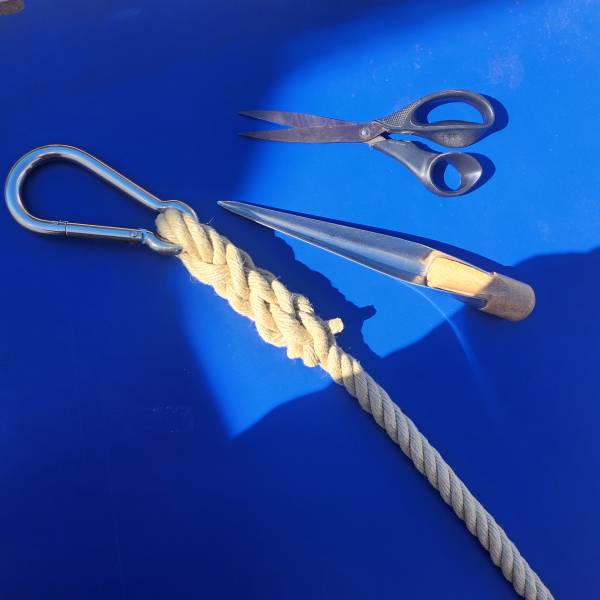 Épissure manuelle sur corde naturelle avec mousqueton inox et outils traditionnels de corderie